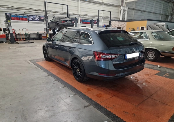 Skoda Superb cena 70900 przebieg: 198445, rok produkcji 2016 z Warszawa małe 781